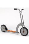 Alutrike prémium roller, pneumatikus (sűrített levegővel működő) kerékgumikkal.